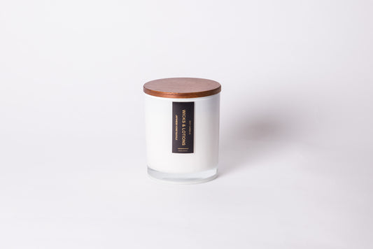 CANDLE TUMBLR WITH A WOODEN LID AND GLASS BASE
